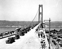 Archivo:Opening day of the Tacoma Narrows Bridge, Tacoma, Washington