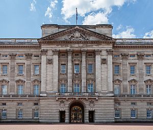 Archivo:Palacio de Buckingham, Londres, Inglaterra, 2014-08-07, DD 005