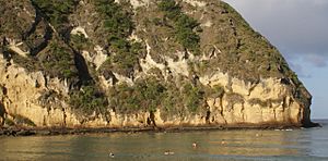 Archivo:Palagonite cliffs at Moya beach (Mayotte)