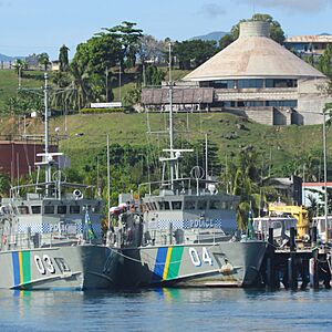 Archivo:Police boats and parliament house Honiara