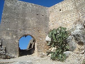 Archivo:Portalada principal d'accés a l'interior del Castell de Cervera (Cervera del Maestrat)