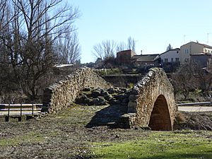 Archivo:Puente románico de Fuentepinilla 02