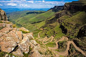 Archivo:Sani Pass heading into Lesotho