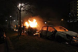 Archivo:Second day of Husby riots, three burning cars