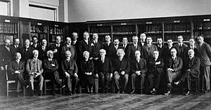 Archivo:Solvay conference 1930