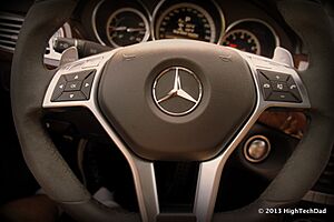 Archivo:Steering Wheel - 2013 Mercedes CLS 63 AMG (9267460443)