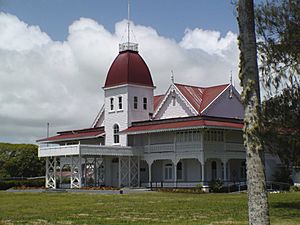 Archivo:Tonga Royal Palace Oct 08
