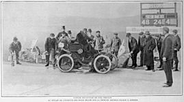 Archivo:Une Voiture Decauville 5HP au départ des Mille Milles de la piste de Crystal Palace, à Londres (années 1900)