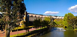 Archivo:Vista del edificio Ad Portas desde el Puente Gris de la Universidad de La Sabana