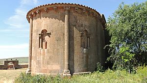 Archivo:Ábside de la iglesia de San Juan Bautista de Tozalmoro