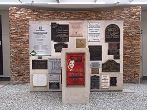 Archivo:2018 Medellín Monumento Conmemorativo de Carlos Gardel en el aeropuerto de Medellín