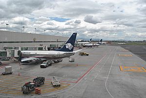 Archivo:Aeropuerto Internacional de la Ciudad de México - Terminal 2 - Hangar