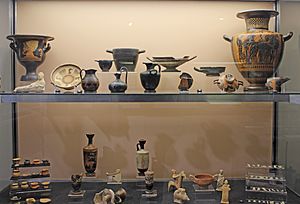 Archivo:Ancient Greek Cult display, Garstang Museum