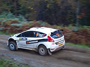 Archivo:Andreas Mikkelsen in the Ford Fiesta S2000 in SS4 Drummond Hill