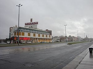 Archivo:Avenida Peralta Ramos, vista del edificio Havanna y el asilo Unzué, Mar del Plata