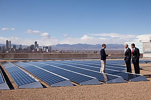 Archivo:Barack Obama speaks with CEO of Namaste Solar Electric, Inc., Blake Jones, while looking at solar panels in Denver, Col., 2009