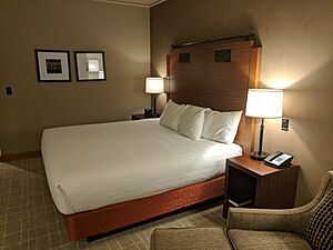 Archivo:Bed in hotel room 5