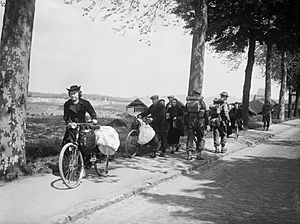 Archivo:British troops and Belgian refugees on the Brussels-Louvain road, 12 May 1940. F4422