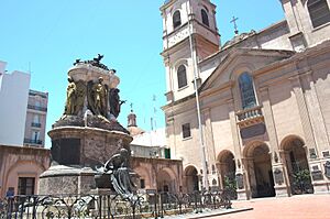 Archivo:Buenos Aires - Mausoleo de Belgrano - Convento de Santo Domingo - 20051212