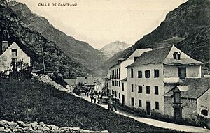 Archivo:Calle principal de Canfranc, década de 1910