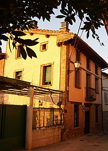 Archivo:Casa Rural La Parra. Camprovín (La Rioja)