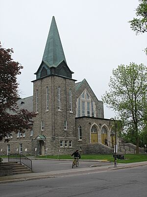 Archivo:Church at Boulevard St Joseph