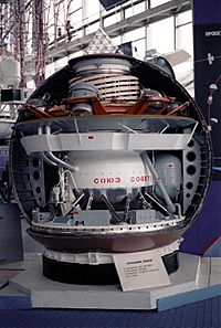 Archivo:Cut-away model of a Soviet communications satellite