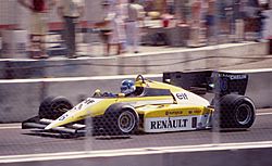 Archivo:Derek Warwick Renault RE50 1984 Dallas F1
