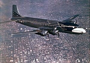 Archivo:Douglas VC-118 Independence in flight c1947