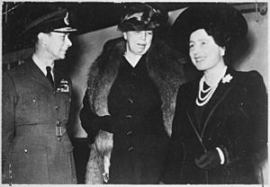 Archivo:Eleanor Roosevelt, King George VI, Queen Elizabeth in London, England - NARA - 195320