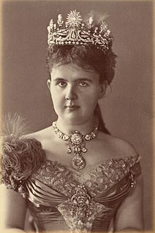 Emma van Waldeck-Pyrmont (1882) (cropped).jpg