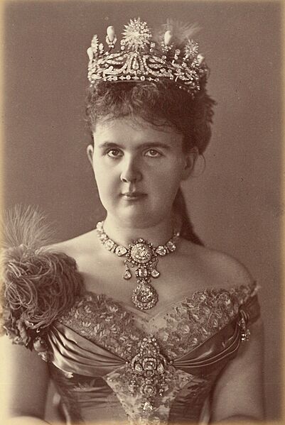 Emma van Waldeck-Pyrmont (1882) (cropped)