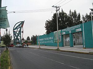 Archivo:EntranceUniTecdeNeza