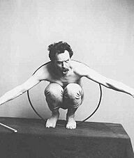 Archivo:Franz Boas - posing for figure in USNM exhibit entitled - Hamats'a coming out of secret room - 1895 or before