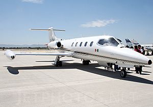 Archivo:Gates Learjet 25D, Private JP7189074