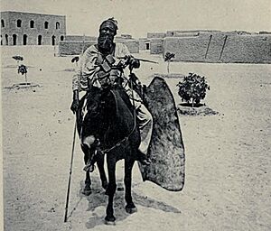 Archivo:Guerrero tuareg a caballo con su lanza de hierro y su escudo de piel de kirafa, hacia 1912 Malí