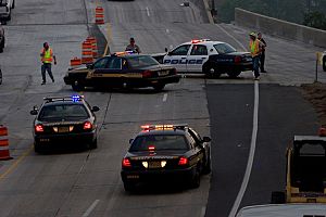 Archivo:I-35W-collapse-police-Minneapolis-20070801