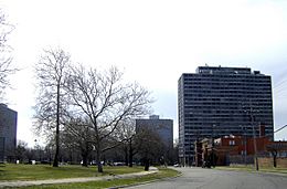 Archivo:Lafayette Park Detroit redevelopment over Black Bottom
