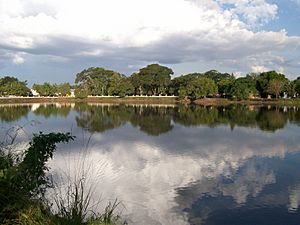 Archivo:Laguna Beligoy from train station