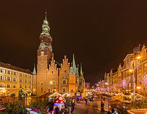 Archivo:Mercado de Navidad, Plaza del Mercado, Breslavia, Polonia, 2017-12-20, DD 35-37 HDR