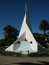 Monumento en el centro de la plaza de Punta Alta - panoramio