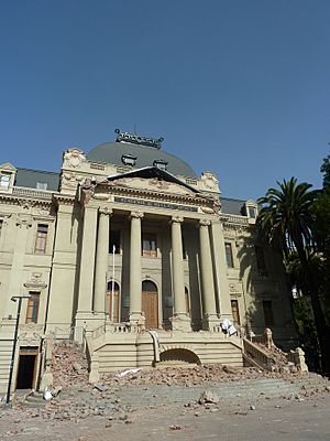 Archivo:Museo de Arte Contemporáneo Earthquake in Chile
