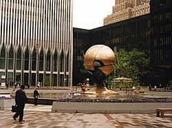 Archivo:North Tower and 6 World Trade Center from WTC Plaza