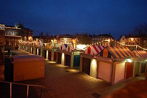 Archivo:Norwich Market by night