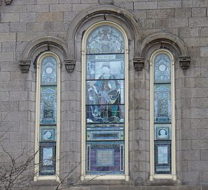 Archivo:Old Stone Church windows