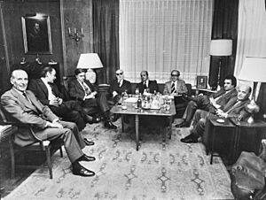 Archivo:Onderhandelingscommissie van Spaanse oppositie i.v.m. verkiezingen, Bestanddeelnr 928-9463