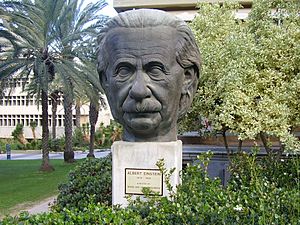 Archivo:PikiWiki Israel 6868 statue of albert einstein