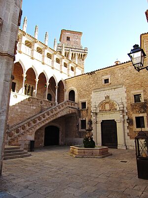 Archivo:Plaza de Santa Maria, Pueblo Español - panoramio