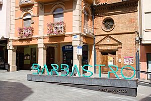 Archivo:Plaza del Mercado en Barbastro