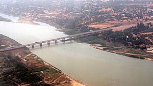 Archivo:Pont de l'amitié Chine-Niger - Niamey from the Sky